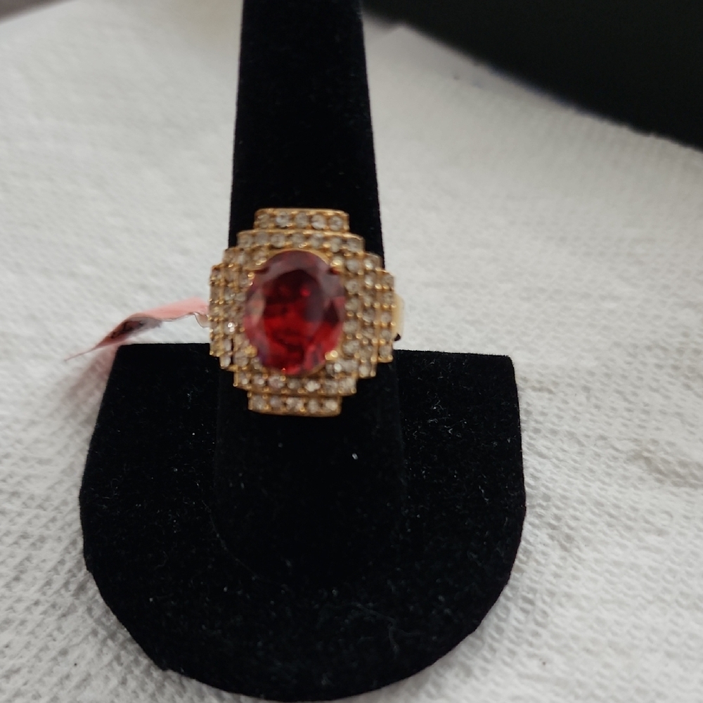 Elegant Gold and Red Gemstone Ring